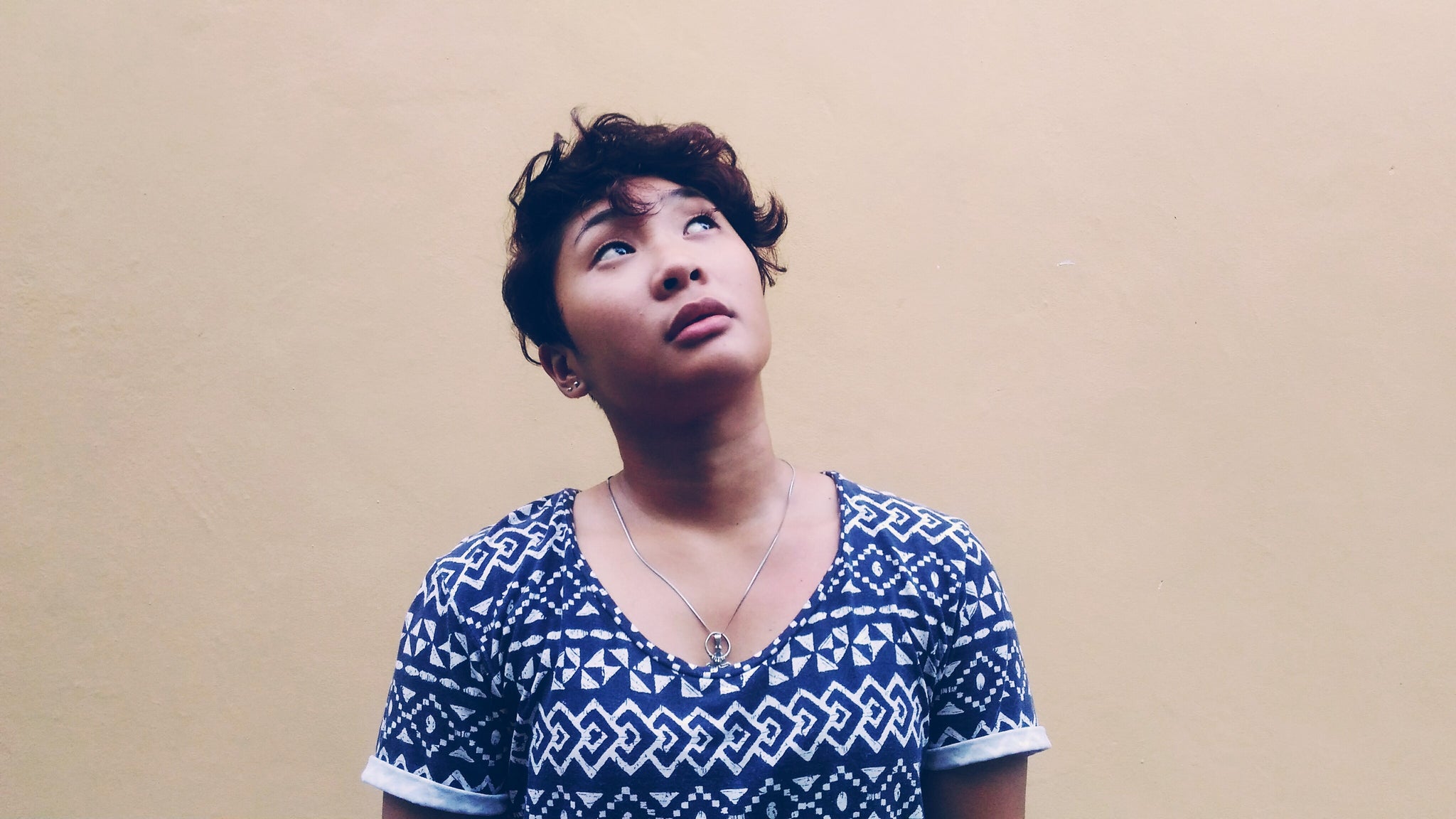 Losing weight with PCOS: woman in blue shirt looking up